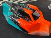 CARROSSERIE P2 ORANGE FLUO/GUN METAL/VERT EMEURAUDE PEINTE POUR MUGEN MBX8 J-CONCEPTS