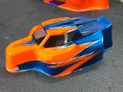Carrosserie "JC S15" Orange Fluo/Bleu pour TEKNO EB/NB48 large WS-LINE