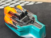 CARROSSERIE P2 ORANGE FLUO/GUN METAL/VERT EMEURAUDE PEINTE POUR MUGEN MBX8 J-CONCEPTS